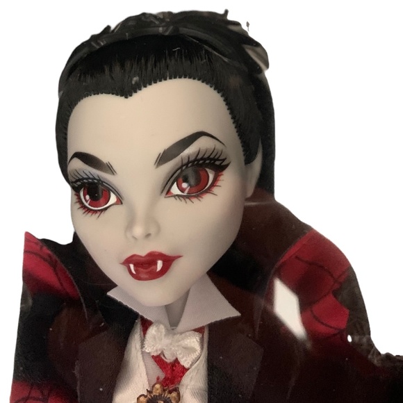 Monster High Skullector Draculaura Doll - Picture 2 of 7